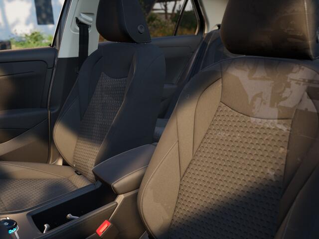 Volkswagen T-Roc Life First Edition 1.5 eTSI 150 PK | Trekhaak | Stoel- & Stuurverwarming | Navigatie | Adaptieve Cruise Control |