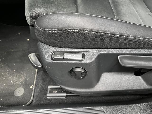 Volkswagen T-Roc 1.5 TSI R-Line / AUTOMAAT/ FABRIEKSGARANTIE T/M 2-2027/ TREKHAAK AFNEEMBAAR/ ADAPT. CRUISE/ MATRIX/ NAVI/ APP-CONNECT/ RIJ-MODI/ STOEL VERWARM./ PARK. SENSOREN + CAMERA