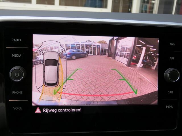 Volkswagen T-Roc 1.5 TSI R-LINE 150PK DSG-aut. / Trekhaak afn. / Camera / Stoelverw. / IQ Light / FABRIEKS garantie