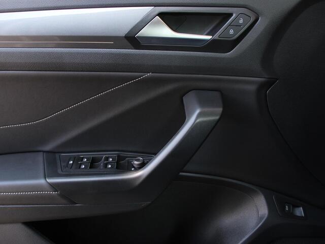 Volkswagen T-Roc 1.5 TSI 150pk DSG Style Edition Navigatie Apple Carplay/Android Auto Camera Parkeersensoren Adaptive Cruise Control Dodehoek Assistent Elektrische achterklep Stoel- en stuurverwarming Full Led Climate Control Lichtmetalen velgen