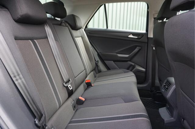 Volkswagen T-Roc 1.5 TSI 150pk Style + Trekhaak/ Navi/ Carplay/ Cruise/ PDC/ Garantie!