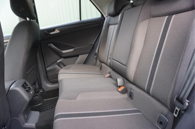 Volkswagen T-Roc 1.5 TSI 150pk Style + Trekhaak/ Navi/ Carplay/ Cruise/ PDC/ Garantie!