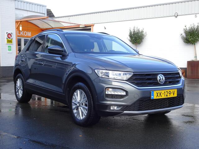 Volkswagen T-Roc 1.5 TSI Style Automatische airco, afneembare trekhaak, licht metalen velgen, cruise controle, stoel verwarming, achteruitrijcamera, parkeersensoren voor en achter, automaat, navigatie, 1.5 TSI, enz.