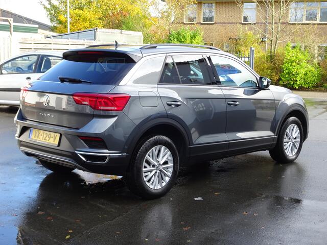 Volkswagen T-Roc 1.5 TSI Style Automatische airco, afneembare trekhaak, licht metalen velgen, cruise controle, stoel verwarming, achteruitrijcamera, parkeersensoren voor en achter, automaat, navigatie, 1.5 TSI, enz.