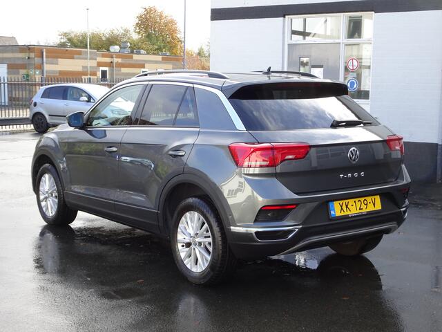 Volkswagen T-Roc 1.5 TSI Style Automatische airco, afneembare trekhaak, licht metalen velgen, cruise controle, stoel verwarming, achteruitrijcamera, parkeersensoren voor en achter, automaat, navigatie, 1.5 TSI, enz.