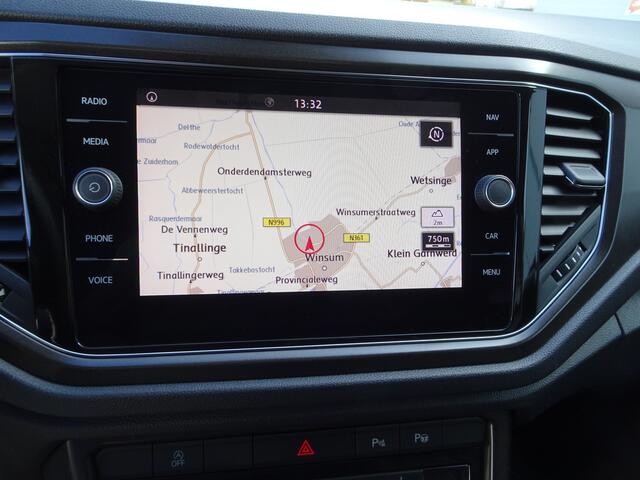 Volkswagen T-Roc 1.5 TSI Style Automatische airco, afneembare trekhaak, licht metalen velgen, cruise controle, stoel verwarming, achteruitrijcamera, parkeersensoren voor en achter, automaat, navigatie, 1.5 TSI, enz.