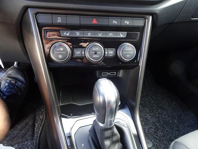 Volkswagen T-Roc 1.5 TSI Style Automatische airco, afneembare trekhaak, licht metalen velgen, cruise controle, stoel verwarming, achteruitrijcamera, parkeersensoren voor en achter, automaat, navigatie, 1.5 TSI, enz.