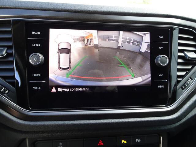 Volkswagen T-Roc 1.5 TSI Style Automatische airco, afneembare trekhaak, licht metalen velgen, cruise controle, stoel verwarming, achteruitrijcamera, parkeersensoren voor en achter, automaat, navigatie, 1.5 TSI, enz.