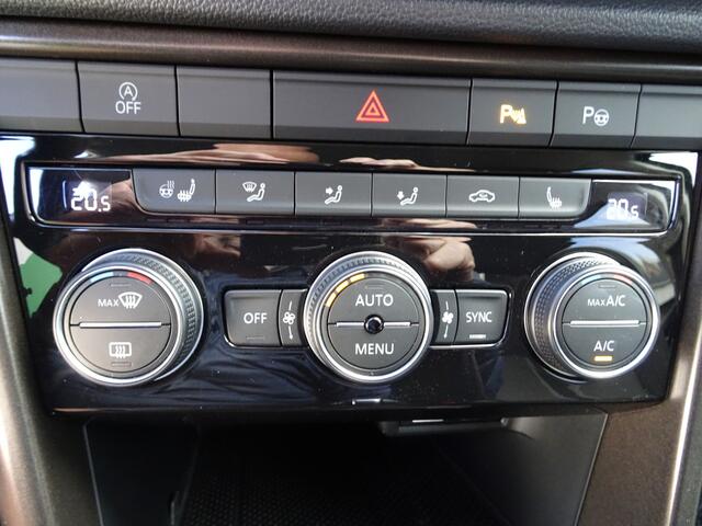 Volkswagen T-Roc 1.5 TSI Style Automatische airco, afneembare trekhaak, licht metalen velgen, cruise controle, stoel verwarming, achteruitrijcamera, parkeersensoren voor en achter, automaat, navigatie, 1.5 TSI, enz.