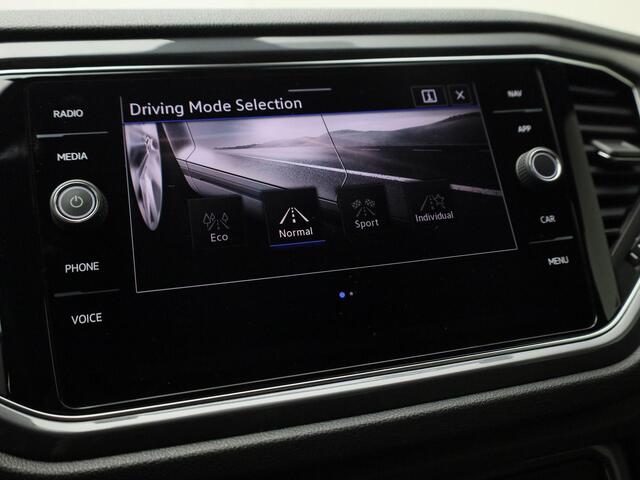 Volkswagen T-Roc 1.5TSI/150PK Sport R DSG · Panoramadak ·Navigatie · Apple/Android · Garantie t/m 25-03-2026 of 100.000km