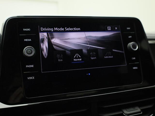 Volkswagen T-Roc 1.5TSI/150PK R-Line Black Style DSG · Panoramadak · Apple/Android Car Play · Camera · Navigatie · Elektrische kofferbak · 19'' velgen ·