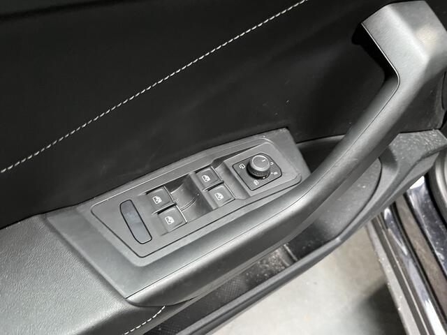 Volkswagen T-Roc Cabrio 1.5 TSI 2x R-Line / AUTOMAAT/ BLACK STYLE/ CAMERA/ PARK. SENSOREN/ DODE HOEK/ STOEL-STUURVERWARM./ IQ. LIGHT/ DIGITAL DASHBOARD/ ADAPT. CRUISE/ APP CONNECT/ NAVI/ CLIMA/ DAB/ 18" LMV