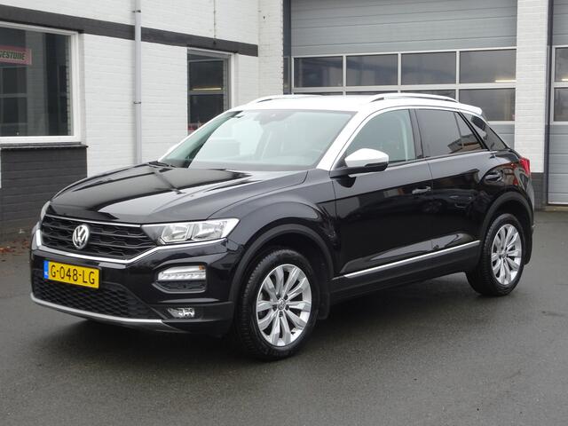 Volkswagen T-Roc 1.5 TSI Style Business Navigatie, carplay, trekhaak, licht metalen velgen, parkeersensoren voor en achter, stoel verwarming, automaat, enz.