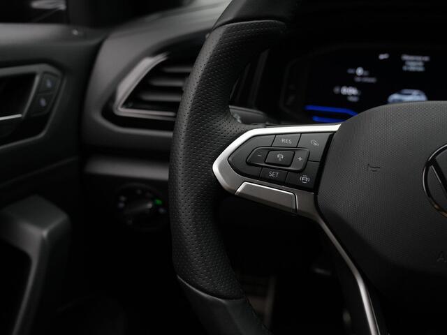 Volkswagen T-Roc 1.5 TSI 150 pk DSG R-Line | IQ Light | Parkeersensoren voor/achter | Adaptive Cruise | Carplay