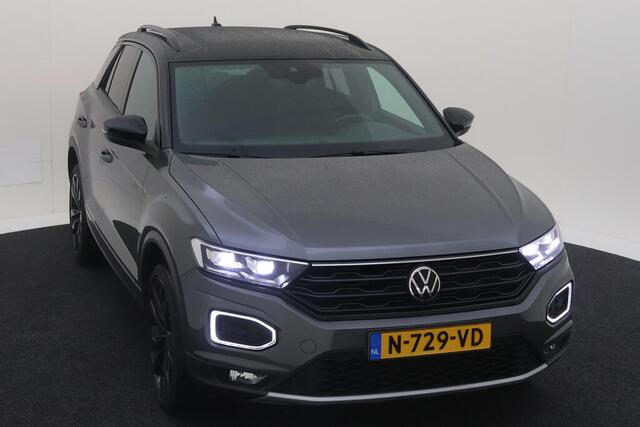 Volkswagen T-Roc 1.5 TSI Sport / AUTOMAAT/ PANO/ BLACK STYLE/ BEATS AUDIO/ CAMERA/ PARK. SENSOREN/ STOELVERWARM./ LED/ DIGITAL DASHBOARD/ ELEK. ACHTERKLEP/ NAVI/ CLIMA/ 19" LMV
