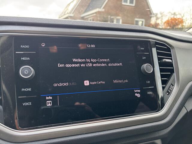 Volkswagen T-Roc 1.5 TSI Style Automaat Trekhaak / Navigatie / Carplay