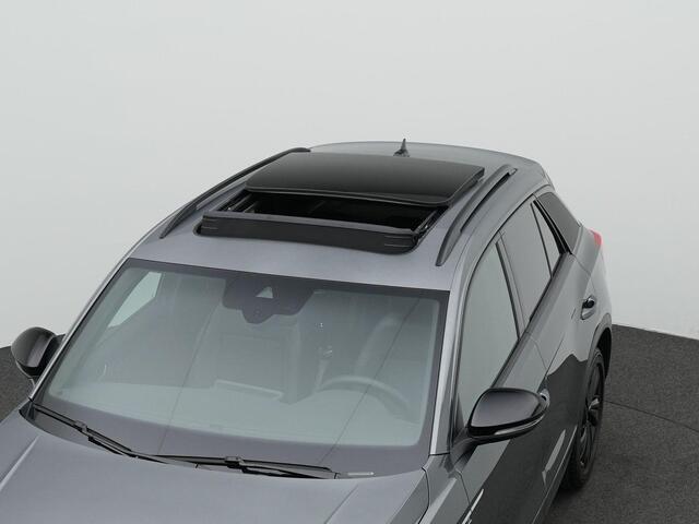 Volkswagen T-Roc 1.5 TSI 150 pk DSG R-Line Edition | Panoramadak | Trekhaak | IQ Light | Achteruitrijcamera | Navigatie | Stoelverwarming