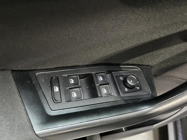 Volkswagen T-Roc 1.5 TSI Style Business / AUTOMAAT/ CAMERA/ PARK. SENSOREN/ ELEK. ACHTERKLEP/ SPIEGELPAKKET/ GETINT GLAS/ APP CONNECT/ ADAPT. CRUISE/ DIGITAL DASHBOARD/ NAVI/ DAB/ 17" LMV