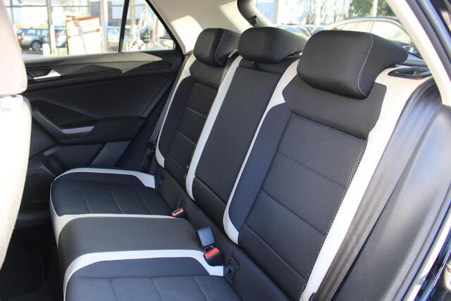 Volkswagen T-Roc 1.5 TSI Sport | Panoramadak | Virtual | Adaptieve cruise | Achteruitrij camera