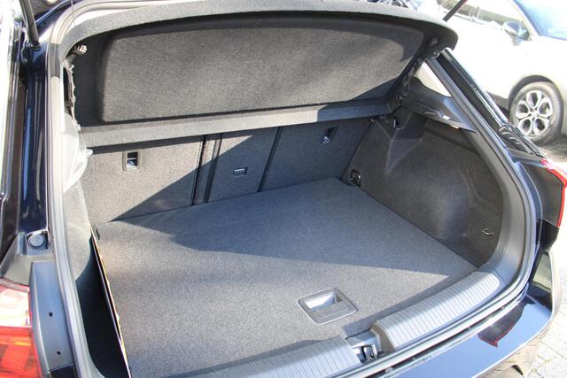 Volkswagen T-Roc 1.5 TSI Sport | Panoramadak | Virtual | Adaptieve cruise | Achteruitrij camera