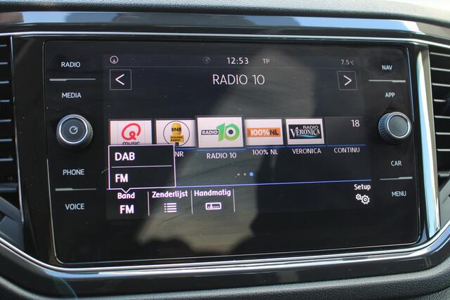 Volkswagen T-Roc 1.5 TSI Sport | Panoramadak | Virtual | Adaptieve cruise | Achteruitrij camera