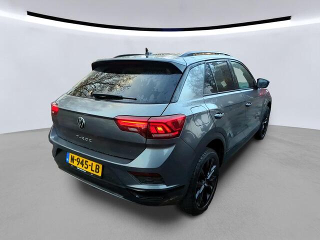 Volkswagen T-Roc 1.5 TSI 150pk Sport / Black Style / LED / Leer / Navigatie / Parkeersensoren V+A / 18" LMV