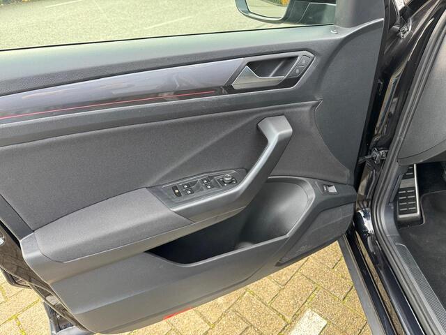 Volkswagen T-Roc 1.5 TSI Sport | LED | Camera | Navi | Cruise C. | St.kachel |