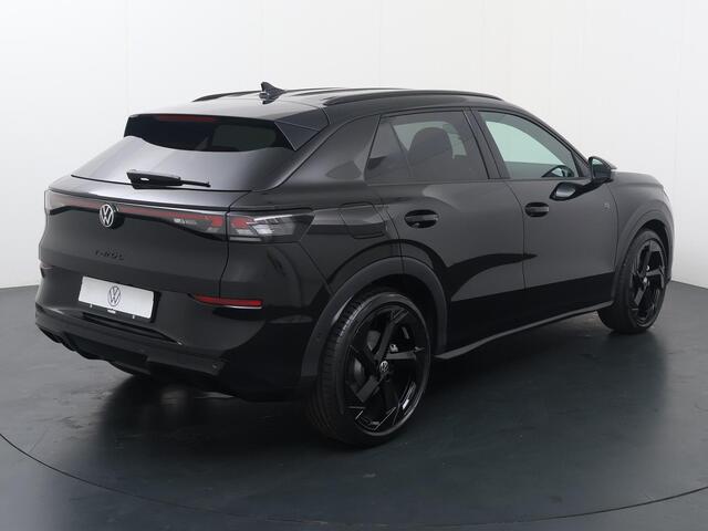 Volkswagen T-Roc R-Line First Edition 1.5 eTSI 110 kW / 150 PK DSG | Black Style | Elektr. achterklap | Assistance pakket | Multimedia pakket | LED Matrix |