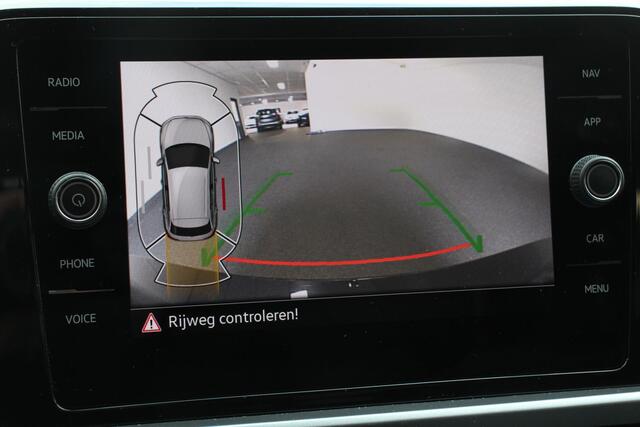 Volkswagen T-Roc 1.5 TSI 150pk DSG Life Navigatie Apple Carplay/Android Auto Parkeersensoren Camera Adaptive Cruise Control Park Assist StoelverwarmingVirtual Cockpit