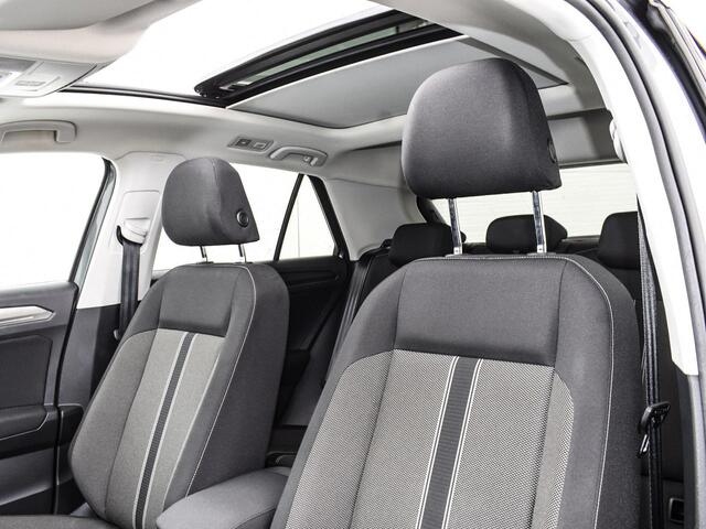 Volkswagen T-Roc 1.5 TSI 150pk DSG Sport Business R · Panoramadak · Camera · Afneembare Trekhaak · Stoelverwarming · Elek. Achterklep · Apple/Android Car Play ·