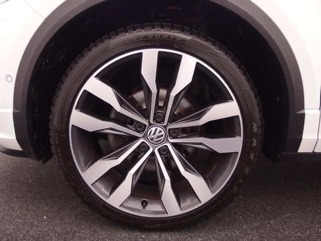 Volkswagen T-Roc 1.5 TSI Sport Business R-LINE AUTOMAAT / PANORAMADAK / SFEER / KEYLESS / STOELVERW / FULL LED / CAMERA / CARPLAY / NL-AUTO