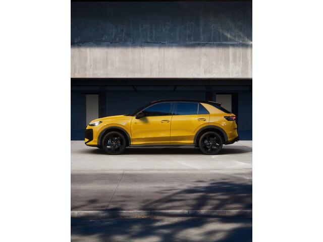 Volkswagen T-Roc R-Line First Edition | 'App-Connect' draadloze smartphone integratie | 30,5 cm display met 2D en 3D weergave | Achterklep, elektrisch, met sensorgestuurde opening (Easy Open)
