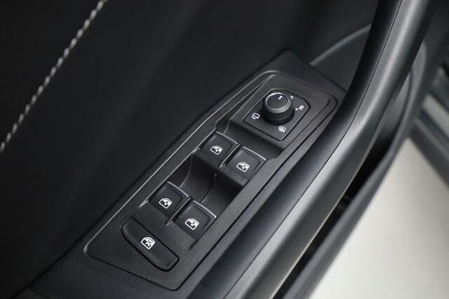 Volkswagen T-Roc 1.5 TSI R-Line DSG | IQ. Light | Afn. Trekhaak | Adapt. Cruise | Camera | Massage | Stoelverw. | CarPlay