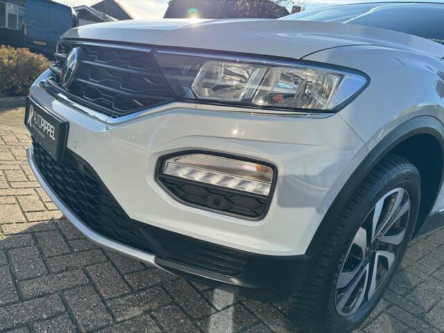 Volkswagen T-Roc 1.5 TSI Active | DSG | Navi | Trekhaak | App Carplay | LMW 17" | Mooi!