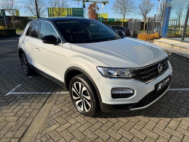 Volkswagen T-Roc 1.5 TSI Active | DSG | Navi | Trekhaak | App Carplay | LMW 17" | Mooi!