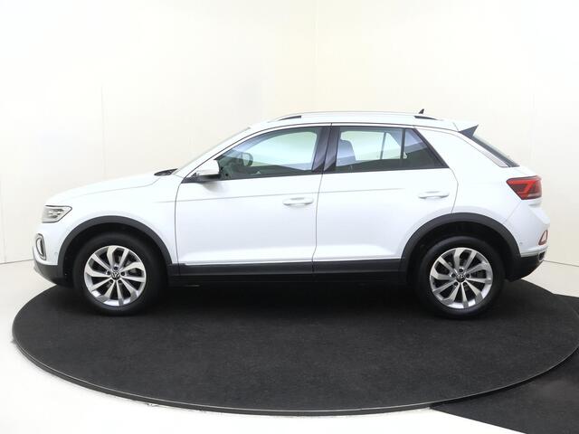 Volkswagen T-Roc 1.5 TSI Style | Digital cockpit Pro | Dodehoek detectie | Stoel- en stuurwielverwarming | Achteruitrijcamera | Parkeerassistent | CarPlay | Adaptieve cruise control |