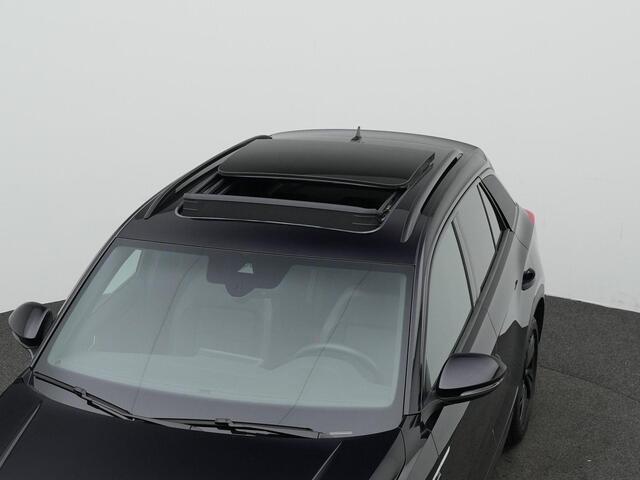 Volkswagen T-Roc 1.5 TSI 150 pk DSG R-Line | Panoramadak | Trekhaak | IQ Light | Stuur-/stoelverwarming | Achteruitrijcamera | Navigatie