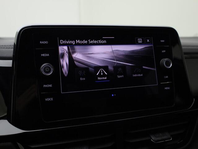 Volkswagen T-Roc 1.5TSI/150PK R-Line Black Style DSG · Panoramadak · Navigatie · Camera + Parkeersensoren · Stoelverwarming · Garantie t/m 28-01-2027