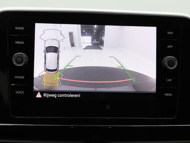 Volkswagen T-Roc 1.5 TSi 150 Pk Automaat R-Line Business | Adaptive Cruise | Climate Control | Camera | Navigatie | Stoelverwarming | Carplay | Trekhaak | 17 Inch | 23.588 Km!!