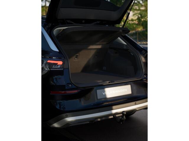 Volkswagen T-Roc Style First Edition | 'App-Connect' draadloze smartphone integratie | 30,5 cm display met 2D en 3D weergave | Achterklep, elektrisch, met sensorgestuurde opening (Easy Open)