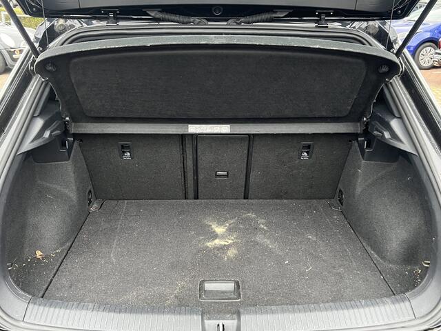 Volkswagen T-Roc 1.5 TSI 150 pk Sport Navigatie Camera 18 Inch Velgen Virtual Dash ACC DAB Sport Stoelen Donkere Hemel Getint Glas NL Auto