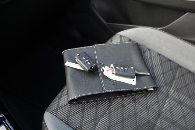 Volkswagen T-Roc 1.5 TSI 3x R-Line Automaat/Panoramadak/Trekhaak afneembaar/Navigatie/Virtual cockpit/Adaptive cruise control/Achteruitrijcamera/Parkeersensoren rondom/Apple carplay/Stoelverwarming/Keyless/Climate control/IQ light/DAB/Draadloze telefoonlader