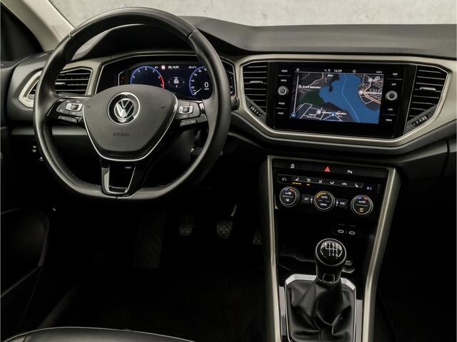 Volkswagen T-Roc 1.0 TSI Luxury Sport (VIRTUAL COCKPIT, LUXE LEDER, APPLE CARPLAY, CAMERA, CLIMATE, STOELVERWARMING, ADAPTIVE CRUISE, LED KOPLAMPEN, GETINT GLAS, ELEK ACHTERKLEP, NIEUWSTAAT)