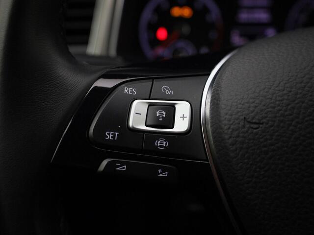 Volkswagen T-Roc 1.0TSI/110PK · Navigatie · Apple/Android Car Play · Camera + Parkeersensoren