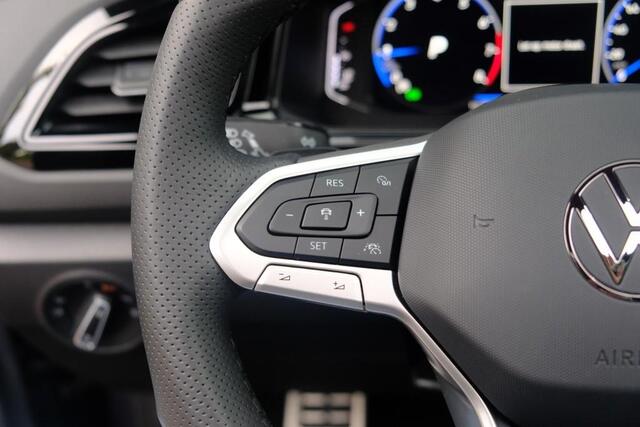 Volkswagen T-Roc 1.5 TSI 150pk DSG R-Line Edition Black Edition | Black Style | App Connect | Panoramadak | Camera | Keyless | Elektrische Achterklep | Matrix LED | Winter Pakket