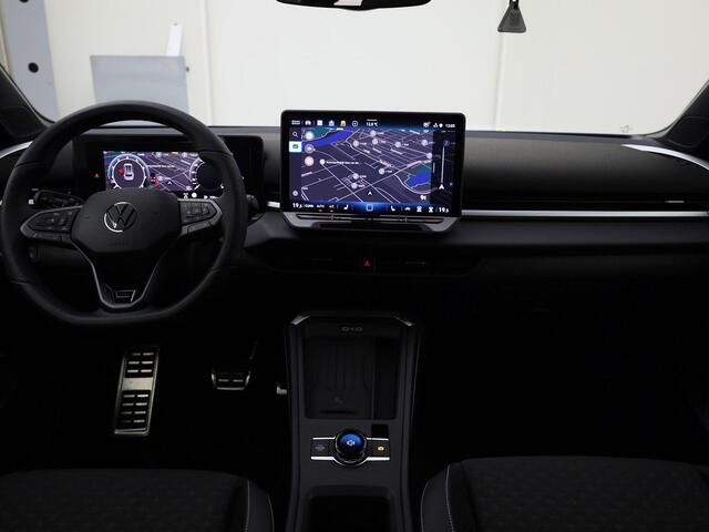 Volkswagen T-Roc 1.5eTsi/150PK R Line First Edition Black Style DSG · Navigatie · 360°Camera + Parkeersensoren · Stoel- & stuurverwarming · Garantie t/m 28-11-2025