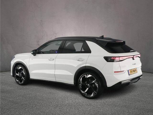 Volkswagen T-Roc R-Line First Edition 1.5 eTSI 150pk DSG Automaat Adaptive cruise control, Black style, LED matrix koplampen, Elektrische achterklep, Navigatie, 360 camera, Achteruitrijcamera