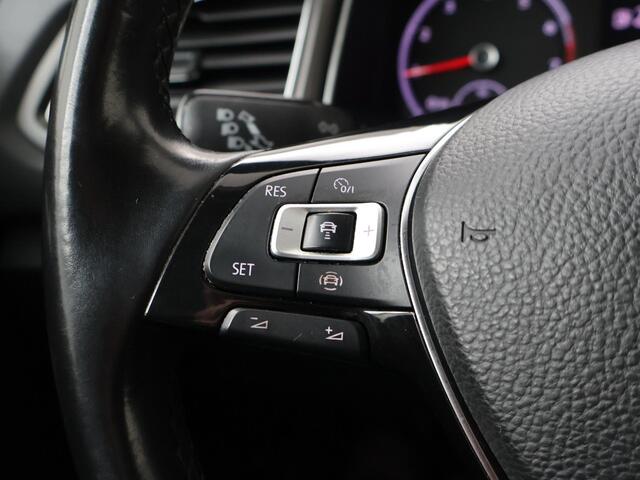 Volkswagen T-Roc 1.5 TSI Sport | 150 PK | Automaat | Multifunctioneel stuurwiel | Parkeersensoren | Cruisecontrol | Trekhaak |