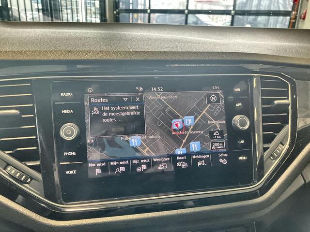 Volkswagen T-Roc 1.5 TSI 150pk Sport · Camera · Trekhaak · Elek. Achterklep · Apple/Android Car Play · Navigatie · 18'' Inch ·