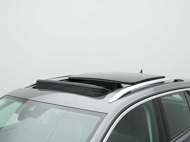 Volkswagen T-Roc 1.5 TSI 150 pk DSG Style | Panoramadak | Stuur-/stoelverwarming | Achteruitrijcamera | Adaptive Cruise